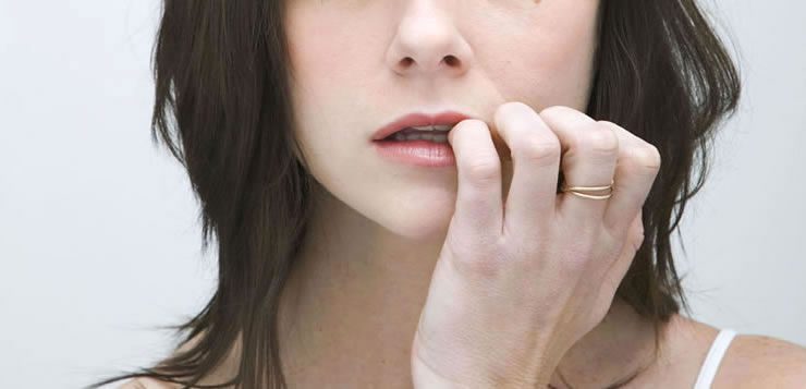 A mania de roer unhas pode estar ligada à ansiedade, nervosismo ou até mesmo o tédio