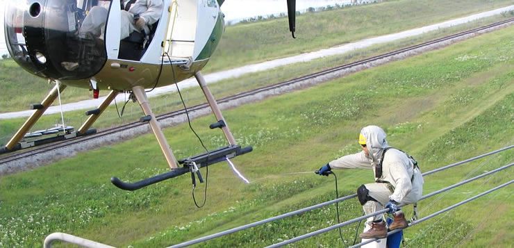 A manutenção de linhas de transmissão em grandes alturas exige transporte de helicóptero