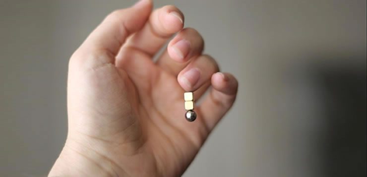 Os implantes magnéticos são colocados por baixo da pele a partir de um procedimento cirúrgico