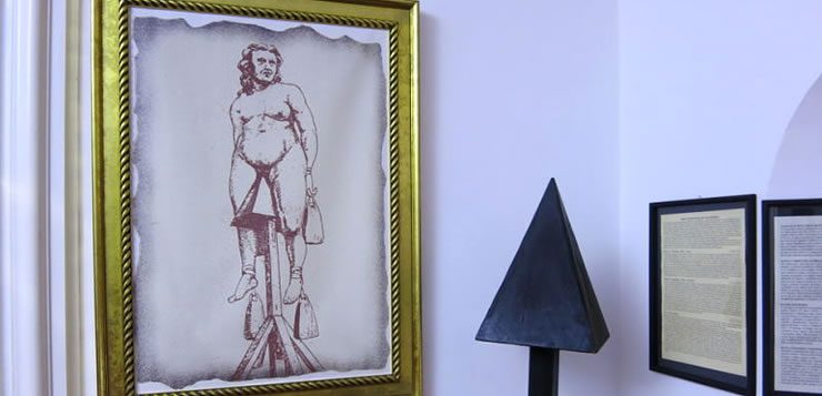 Na cadeira de judas, o torturado era preso por cordas e colocado sentado sobre uma pirâmide de madeira