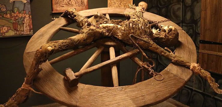 Na roda da tortura, o torturado era preso em uma grande roda e tinha seus membros quebrados