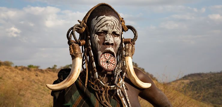 Algumas tribos africanas, como a Surma, usam alargadores de lábios