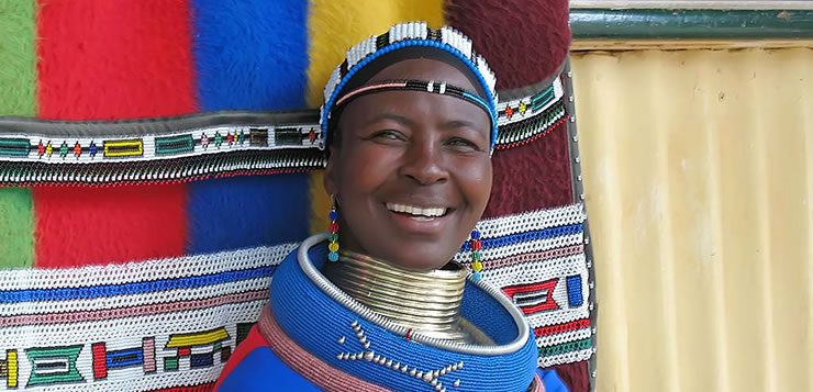 Os membros da tribo Ndebele da África do Sul, usam anéis de cobre e bronze ao redor do pescoço, braço e pernas