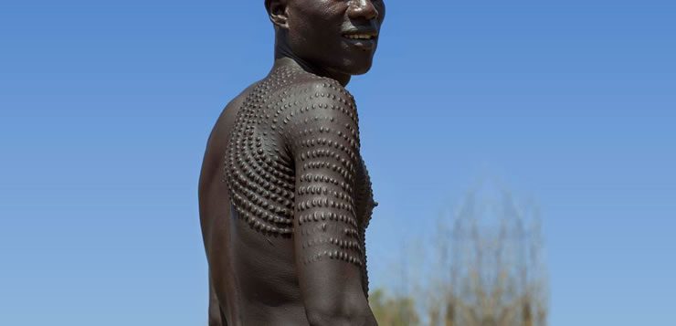 Em tribos africanas, como os Nuer, as cicatrizes na pele são símbolos de poder e beleza.