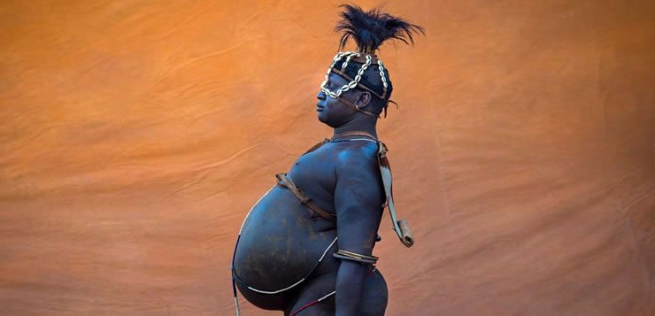Na tribo Me'en, na Etiópia, o padrão de beleza dos homens é ter a barriga saliente.