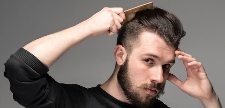 É sempre bom ter à mão um pente de cabelo para dar um trato no visual
