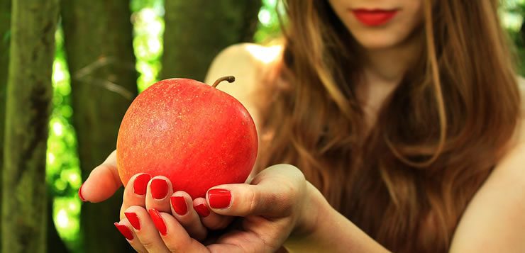 A maça é usada em diversas obras da ficção e literatura para ilustrar o fruto proibido.