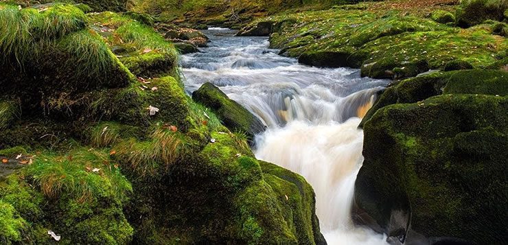 Correnteza em trecho de queda d'água do Bolton Strid