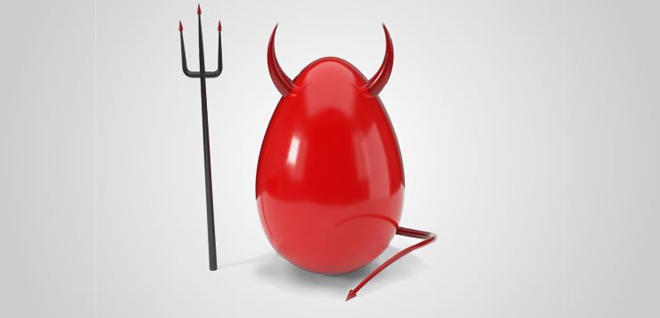 Ovo vermelho com chifres de diabo e com um tridente do lado