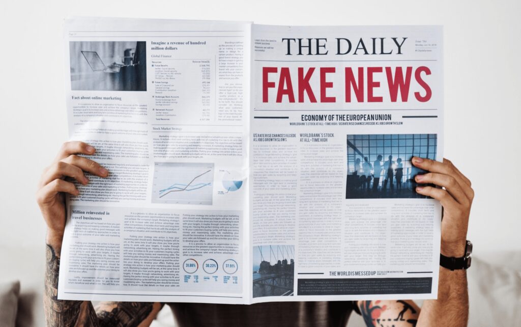 1-pessoa lendo um jornal de fake news