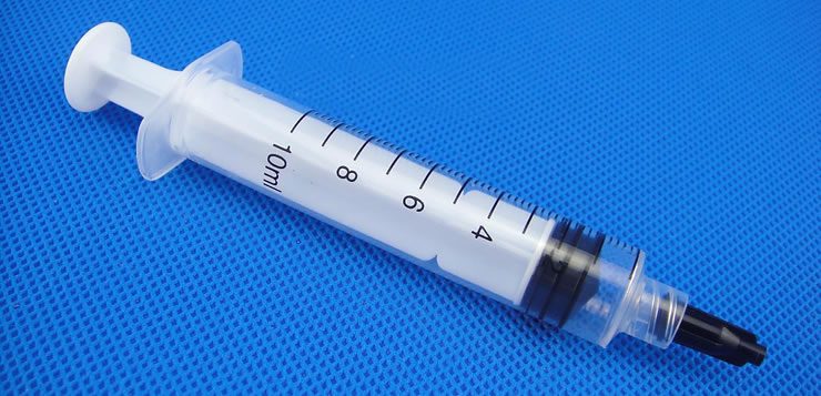 O modelo de seringa atual permite que os médicos ministrem medicações com apenas uma mão